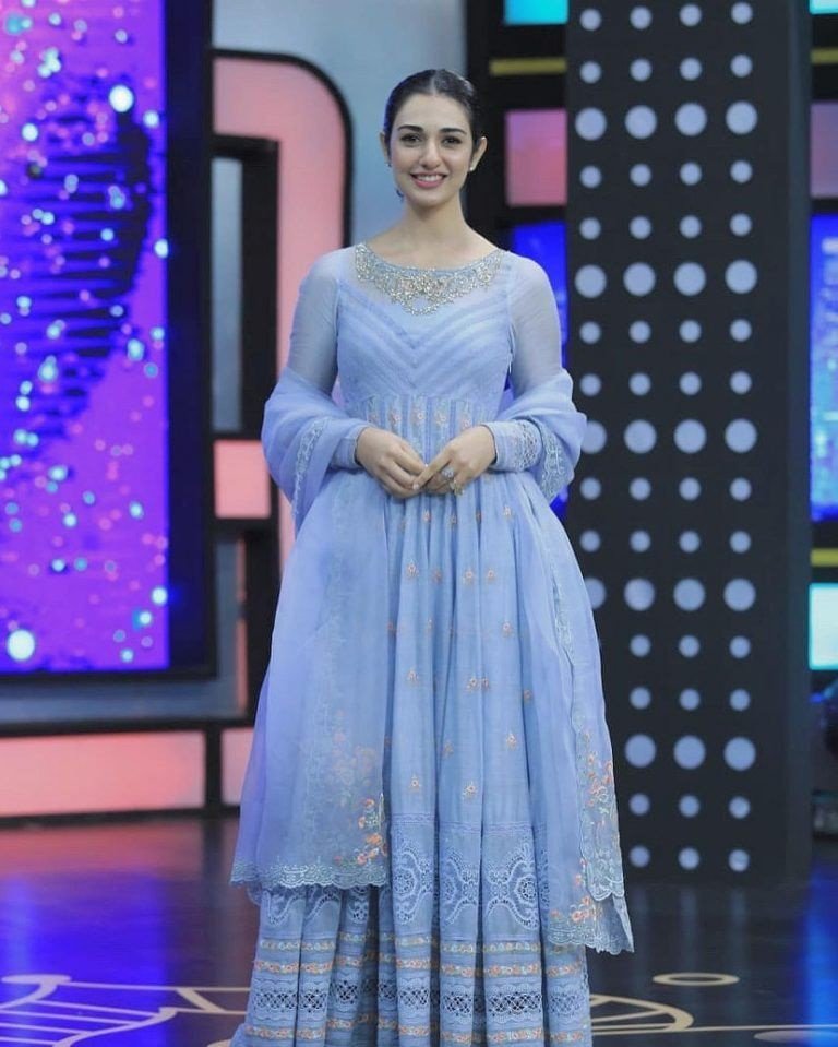 sara-khan-in-traditional-clothing